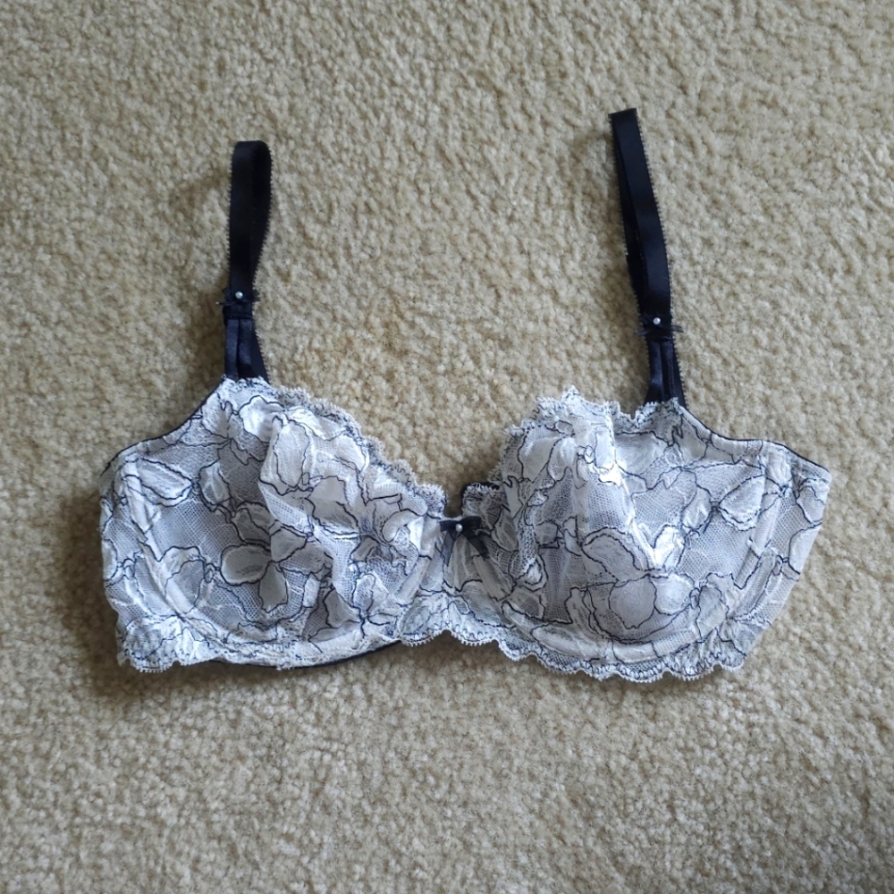 Victoria's Secret Lace Unlined Demi 34DD